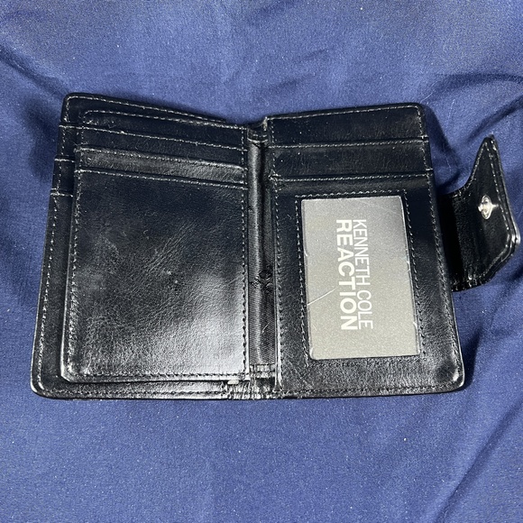 Kenneth Cole Reaction Genuine Leather Wallet Black Flap Metallic Logo Button - Picture 5 of 5